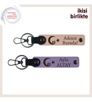 En Zarif Hediye – Çocuk Ve Ayyıldız Desenli Kişisel İsimli Anahtarlık Set x2, Yavru Ağzı-Mor