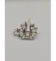 USTA İŞCİLİKLİ DEVE KEMİĞİ PİRİNÇ İŞLEMELİ TESBİH 10 MM KÜRE KESİM TAKIMLI SİSTEMLİ PÜSKÜL (Beyaz Zebra)