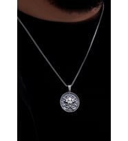 Erkek Gümüş Kolye - Yunan Tanrısı Medusa İşlemeli Gümüş Kolye