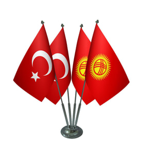 Masa Üstü Kırgızistan Bayrağı Türk Bayrağı Dörtlü Krom Direk Masa Bayrak Seti