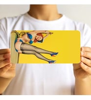Vintage Pin-Up Kızı Metal Tabela - Dekoratif Retro Duvar Levhası