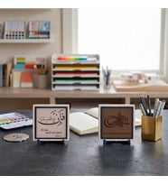 Yaratıcının Müjdesini Anan Fe Inne Meal Usri Yusra ve Arapça Besmele İçeren Dekoratif Stantlı İkili Masa Dekoru 10x10 cm, Açık Kahve - Yavru Ağzı