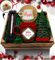 Kasa İçerisinde Kişiye Özel Kırmızı Kupa & Bambu Tabaklı Beyaz Fincan & Çam Ağacı Mum & Kalem Hediye Seti