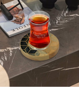 BK Gift Kişiye Özel Mermer Tasarımlı Doğal Ahşap Tabaklı Heybeli Çay Bardağı Model 6