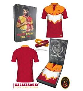 Galatasaray Orijinal Lisanslı Okan Buruk Desing Polo Yaka T-Shirt + Bileklik Set Hediyelik Ahşap Kutulu (Kırmızı)