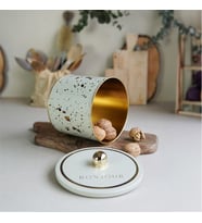 Evle Terrazzo Cream Desenli Topuz Kulplu Yuvarlak Metal Kutu, 14 x 12.5 cm, 1.7 lt