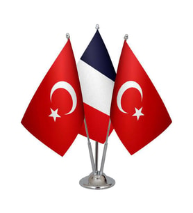 Masa Üstü Fransa Bayrağı Türk Bayrağı Üçlü Krom Direk Masa Bayrak Seti
