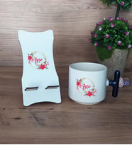Çiçek Tasarımlı İsim Hediye Sepeti Kupa Bardak T Kulplu ve Ahşap Telefon Standı Anneye Ablaya Kız Kardeşe (Model 2)