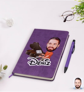 BK Gift Kişiye Özel Erkek Piyanist Karikatürlü Mor Termo Deri Defter Kalem Seti Model 1