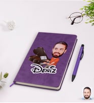 BK Gift Kişiye Özel Erkek Piyanist Karikatürlü Mor Termo Deri Defter Kalem Seti Model 1