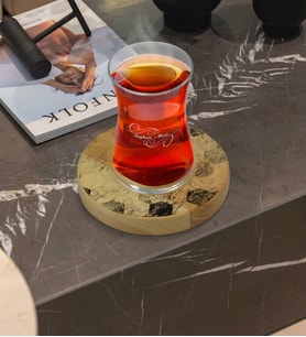 BK Gift Kişiye Özel Mermer Tasarımlı Doğal Ahşap Tabaklı Heybeli Çay Bardağı Model 15