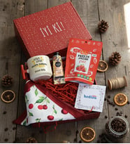 Kişiye Özel Doğum Günün Kutlu Olsun Hediye Kutusu - Kişiye Özel T Kupa, Pol's, Fular, El Kremi Doğum Günü Hediyesi (Kırmızı)