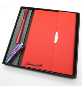 Signator® Codex  N205 Kişiye Özel Defterli Set - İsme Özel Kırmızı Kalem + İsme Özel Kırmızı Defter + İsme Özel Gökkuşağı Çakmak  İsme Özel Kutusunda Hediyelik Set (Karışık)