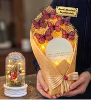 Kişiye Özel Led Işıklı Aynalı Pembe Kelebek Buketi ve Led Işıklı Biblolu Fanus (Model 1)