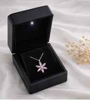 Işıklı Kutuda 925 Ayar Gümüş Lotus Çiçeği Kadın Kolye ( Farklı Renk ve Taş Seçenekli) (Pembe)