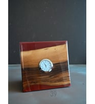 Classic Ceviz & Epoksi Masa Saati – Gümüş Kaplama Quartz Mekanizma – El Yapımı Tasarım (15x15 cm ) (Kırmızı)