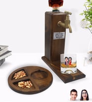 BK Gift Kişiye Özel Sevgililer Karikatürlü Viski Bardağı & Ahşap İçki Standı & Ahşap Sunum Tabağı Çerezlik Hediye Seti-4