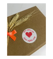 İşini Aşkla Yap Ortası Çizim Kalpli Kırmızı Yazılı Yuvarlak Yapışkanlı Etiket 5x5 cm 100 adet