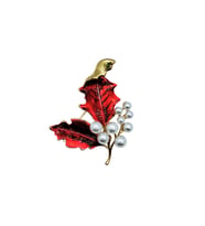 İnci Detaylı Kırmızı Yaprak Broş – Şık Doğal Form Brooch Pin