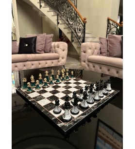 Elegant 44x44 cm Satranç Takımı – Zamak Döküm ve Çatlak Desenli Tasarım