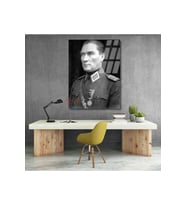 Siyah Beyaz Uniformalı Atatürk Portresi Mustafa Kemal Atatürk Cam Tablo Modeli Ev Ofis Dekoru
