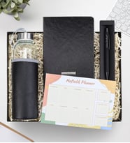 Kişiye Özel Siyah Defter & Deri Kılıflı Siyah 500 Ml Su Matarası & Siyah Mat Tükenmez Kalem & Haftalık Planner Hediye Seti