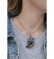 Mystic Witch Hat – Şapka Figürlü Eskitme Gümüş Renk Unisex Kolye