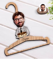 BK Gift Kişiye Özel Erkek Doğum Günü Karikatürlü Standart Boy Ahşap Elbise Askısı-4