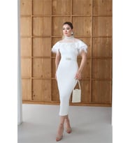 Neşeli butik kadın dantel ve tüy detaylı taş kemerli midi tasarım elbise NBNC2521 (Beyaz)