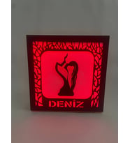Minimalist Tasarım, Maksimum Şıklık! Kişiye Özel Işıklı Ahşap Dekoratif Masa Lambası Kırmızı