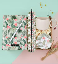 Kişiye Özel Beyaz Touch Pen& Yaprak Tasarımlı Defter& Yaprak Tasarım Desenli Tütsülük& Yuvarlak Kulplu Beyaz Kupa& Bardak Altlığı Hediye Seti