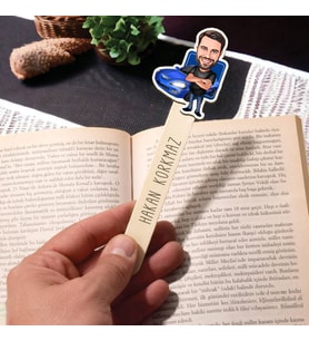 Kişiye Özel Mavi Spor Arabalı Adam Karikatürlü Çubuk Kitap Ayracı