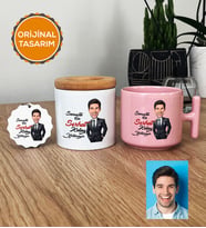 Kişiye Özel Karikatürlü Kolay Yetişmiyor Hediye Seti Pastel T Kupa, Kalemlik, Anahtarlık Erkek Sevgiliye Abiye Babaya Doğum Günü Hediyesi (Pembe)