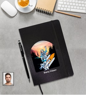 Kişiye Özel Uzay Karikatürlü Siyah Defter Touchpen Kalem Hediye Seti Bay-7