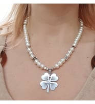 Çelik yonca kolye beyaz cam incili tarz model.. Çelik yonca şans kolyesi cam incinin şıklığı