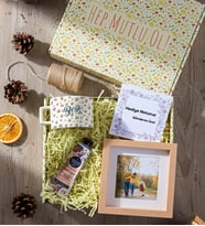 Kişiye Özel Tembel Hayvan Sloth Desenli Hediye Kutusu - Kişiye Özel Lüks Pastel Fincan, El Kremi, Ahşap Fotoğraf Çerçevesi Doğum Günü Hediyesi