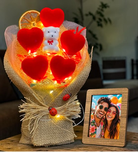 Kişiye Özel Ahşap Fotoğraflı Çerçeve & Led Işıklı Ayıcıklı Kırmızı Kalp Buketi Romantik Hediye