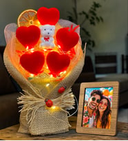 Kişiye Özel Ahşap Fotoğraflı Çerçeve & Led Işıklı Ayıcıklı Kırmızı Kalp Buketi Romantik Hediye