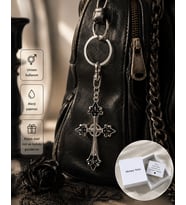Gotik Haç Figürlü Unisex Anahtarlık – Siyah Detaylı Alternatif Stil Aksesuar