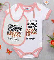 BK Kids Kişiye Özel Mommy Needs A Coffee Tasarımlı Pembe Bebek Body Zıbın ve Mama Önlüğü Hediye Seti