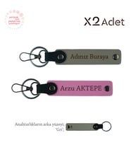 Babaya Doğum Günü Jest, İsim Ve Soyadı İle Özelleşmiş 2’li Anahtarlık Takımı, Kül Gri-Pembe-Gri