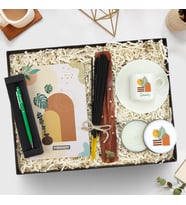 Kişiye Özel Tasarım Defter & Yeşil Touch Pen & Fincan & Tasarım Beyaz Metal Kutulu Mum & Çubuk Tütsü Hediye Seti