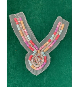 20X24 CM İNCİ VE RENKLİ TAŞLARDA İŞLENMİŞ YAKA KIYAFET AKSESUARI