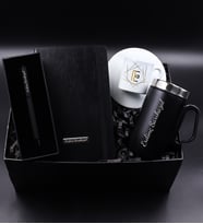 Kişiye Özel Porselen Gold Harf Fincan & 280 ML Kulplu Siyah Çelik Termos & Siyah Defter & Siyah Mat Roller Kalem Hediye Seti