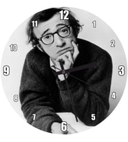 Cakatablo Woody Allen Eli Çenesinde Beyaz Fon Duvar Saati