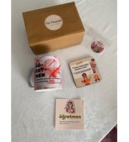 Öğretmene Hediye Kupa Seti  Atatürk & Ay Yıldız Kupa, Ahşap Bardak Altlığı, Sticker ve Not Kartı  Bez Kese Hediyeli