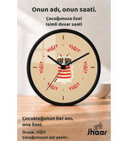 İsme Özel Çizgili Kazaklı Kedi Çocuk Odası Duvar Saati Orta Boy 30 cm Siyah Camlı Sessiz