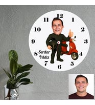 Kurye Karikatürlü Kişiye Özel Ahşap Duvar Saati