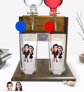 BK Gift Kişiye Özel Renkli Baskılı Sevgililer Karikatürlü İkili Vodka Bardağı ve Çift Musluklu Doğal Ahşap Vodka Standı-18 (Model 1)