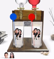 BK Gift Kişiye Özel Renkli Baskılı Sevgililer Karikatürlü İkili Vodka Bardağı ve Çift Musluklu Doğal Ahşap Vodka Standı-18 (Model 1)